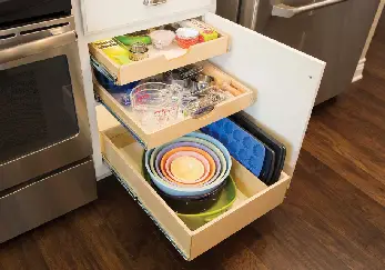 Bakeware and storage containers.