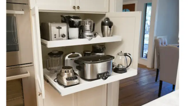 Scoop front drawers in a kitchen.