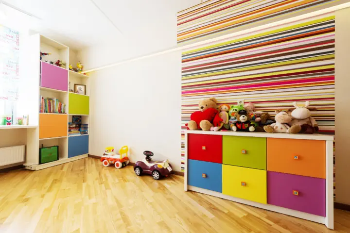 Storage to the sky is a fantastic way to keep toys and books organized without losing living space. 